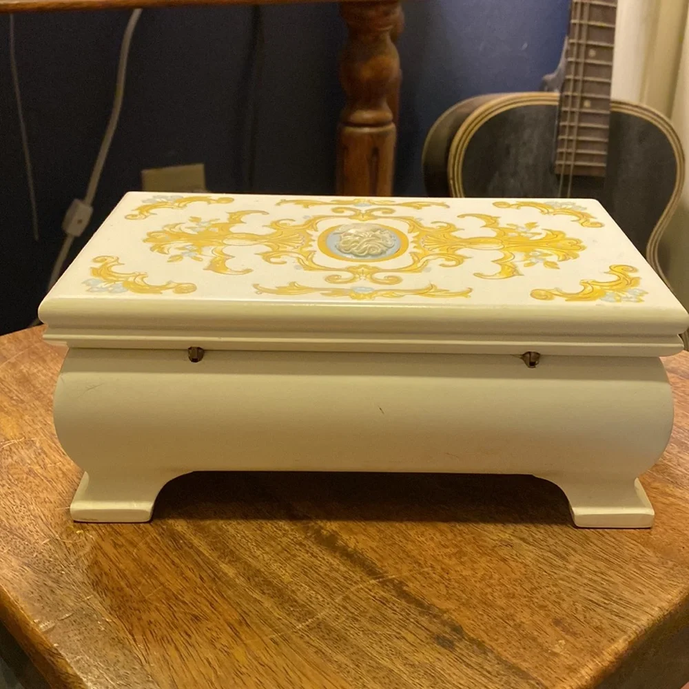 Vintage Avon Jewelry Box - Picture 9 of 11